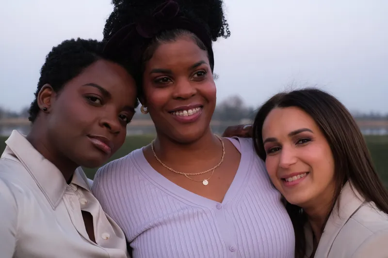 een verbinder die herkend wordt aan haar lach.